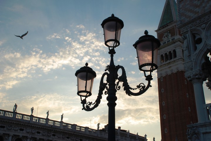 Tramonto dorato sul Leone di San Marco