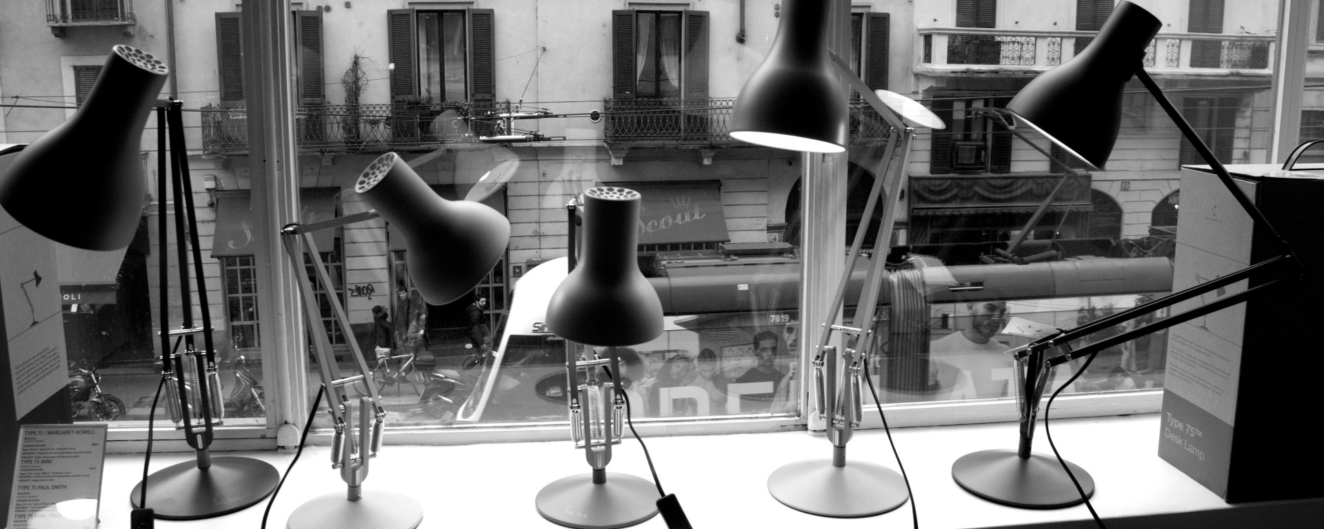 Lampade alla finestra