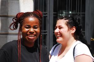 La ragazza di sinistra: "Non farmi troppo bianca". Quella di destra: "Impossibile, ti chiami Rosa!"